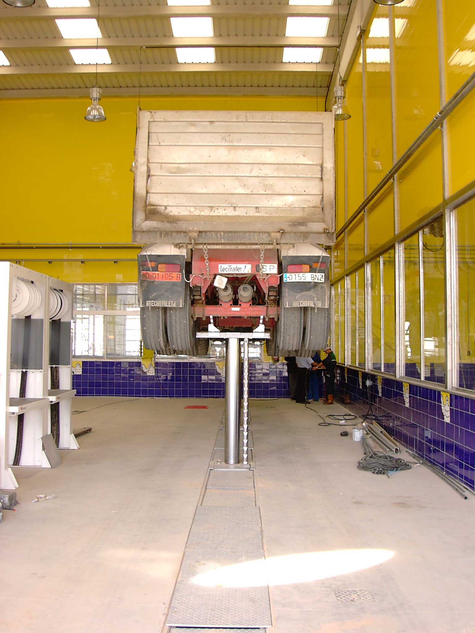 ליפט 3 בוכנות תת קרקעיות למשאיות Becker